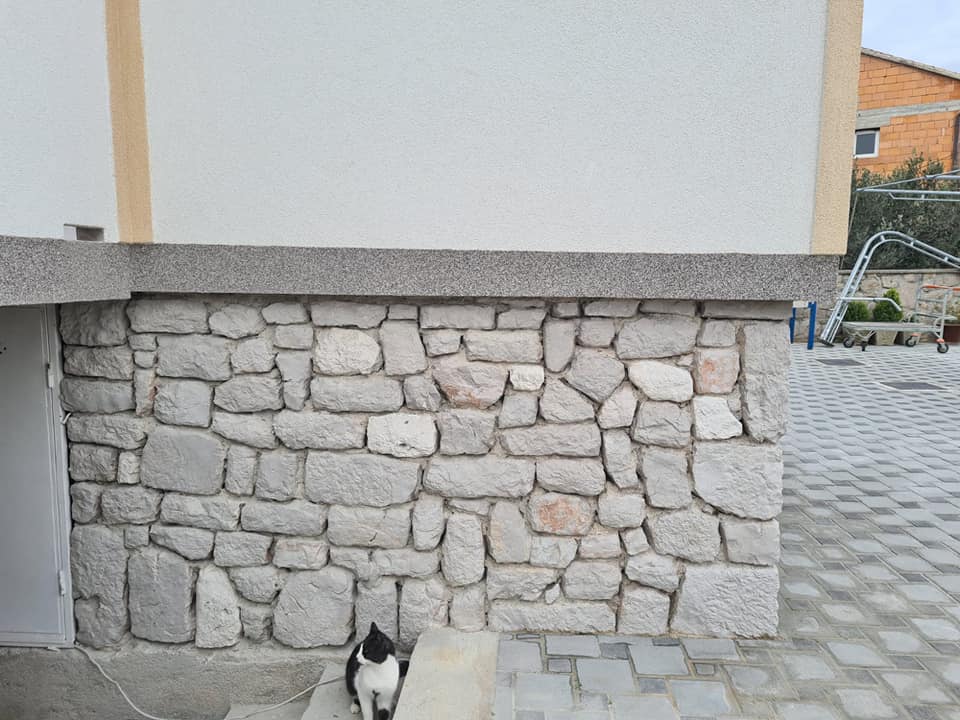 Uređen i čisti kameni zid