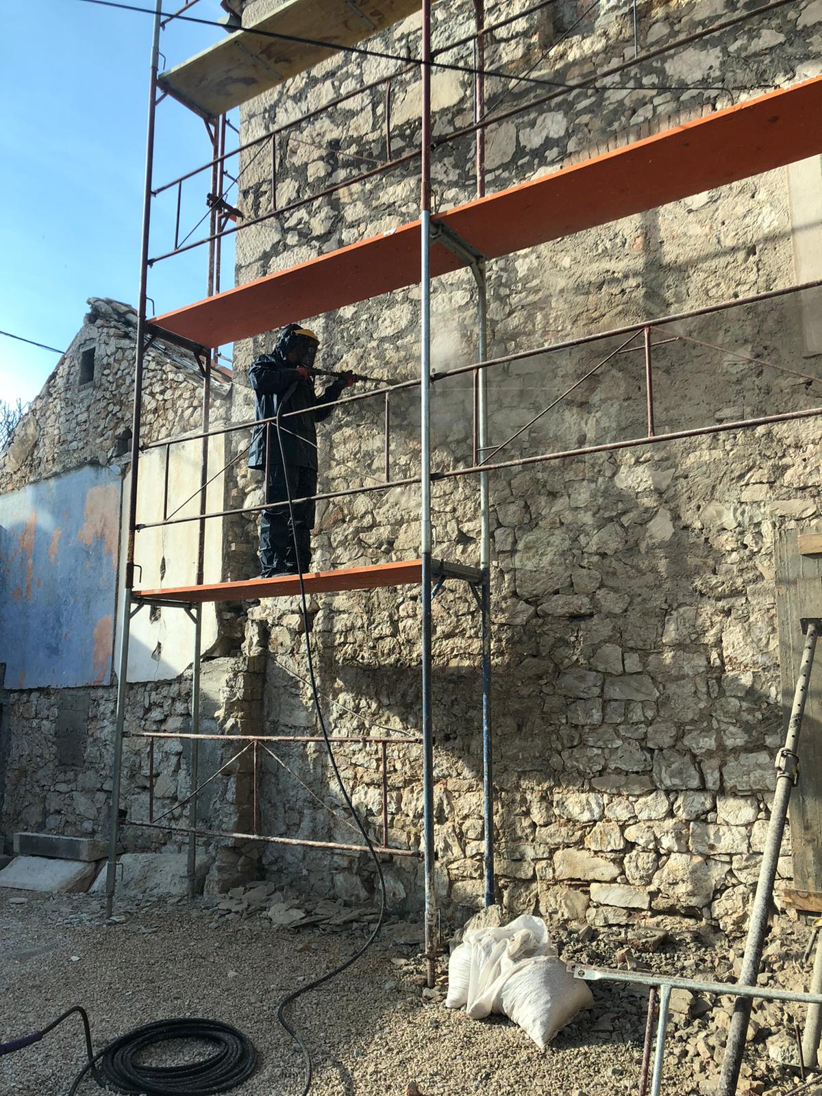 Uklanjanje mrlja na vanjskom kamenom zidu